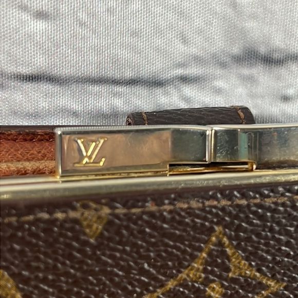 Authenticated Vintage Louis Vuitton Viennois Wallet - Picture 4 of 17